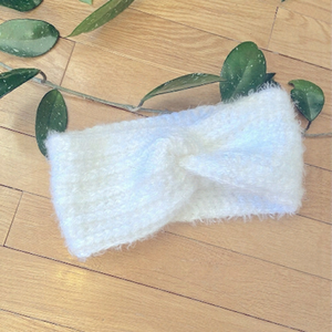 L 𝅺⭐️2 FOR $20⭐️ White Fuzzy Headband NWOT.